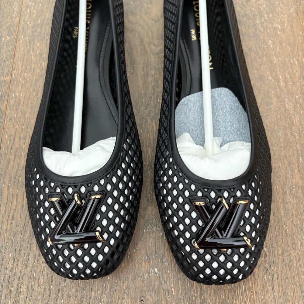New Louis Vuitton Black Twist LV  Leather Flats Size 40